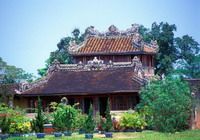 Travelers with Central Vietnam Heritage Road 6 day tour